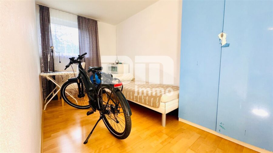 Umfangreich sanierte 4-Zimmerwohnung im EG mit Balkon in hervorragender Wohnlage - Kinderzimmer / Gästezimmer / Büro 2